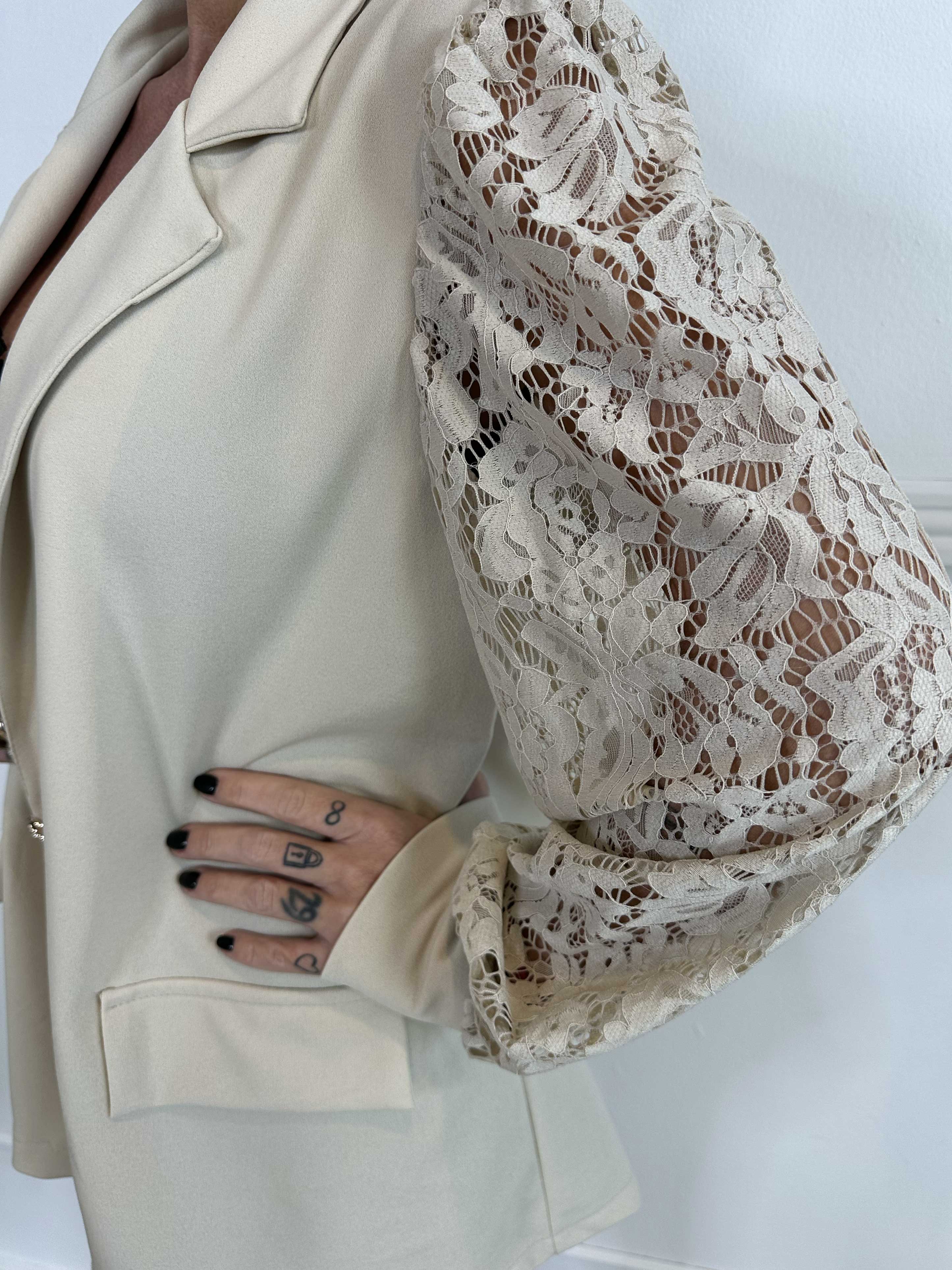 Kata Lace - Oversized blazer med blondeærmer